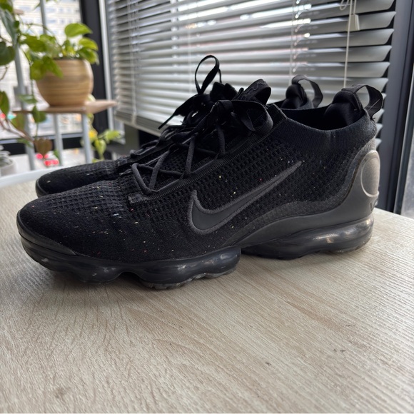 Nike Vapormax Men's Black Athletic Shoes Size 11.5 - Picture 3 of 10
